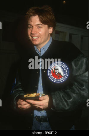 HOLLYWOOD, CA - le 26 juin : l'acteur/comédien Mike Myers assiste à la cinquième Conférence annuelle de Robin Hood Projet Collecte d'aliments au bénéfice de l'amour est l'alimentation de tout le monde (LIFE) Le 26 juin 1993 à Paramount Pictures Studios à Hollywood, Californie. Photo de Barry King/Alamy Stock Photo Banque D'Images