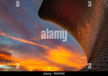 Un coucher de soleil reflété sur Museo Soumaya à Mexico City, Mexique Banque D'Images