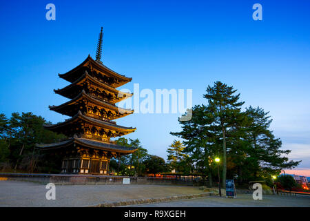 La pagode de cinq étages avec twilight à Nara, Japon.Cette pagode a été construite par l'Impératrice dans Komyoh 730. Banque D'Images