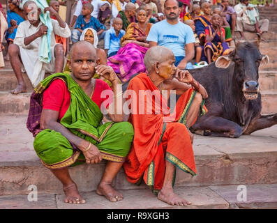 Les hindous les badauds à la cérémonie religieuse à Varansi, Uttar Pradesh, Inde Banque D'Images