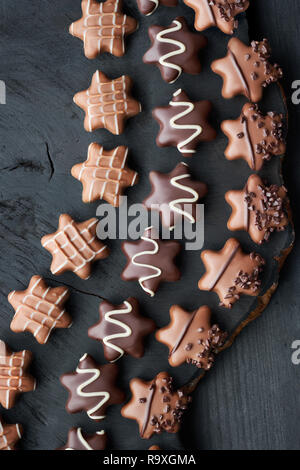 Truffe au chocolat en forme d'étoiles sur fond de bois foncé Banque D'Images
