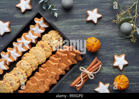 Cookies aux pépites de chocolat de Noël, télévision avec des épices et des décorations d'hiver Banque D'Images