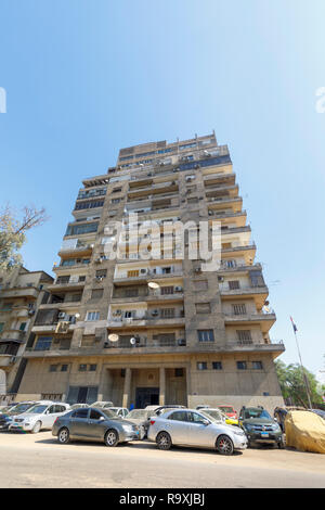 Scène de rue à Giza, Cairo, Égypte avec grand appartement résidentiel typique en bordure de bloc avec des antennes paraboliques et des unités de climatisation Banque D'Images