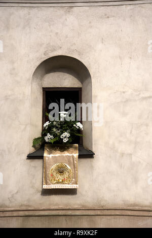 Eglise Saint Pierre et Saint Paul à Cracovie Pologne avec sa façade fabuleux avec windows habillé pour Corpus Christi Banque D'Images