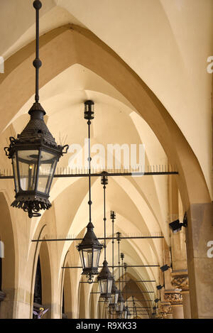 Les détails architecturaux à Cracovie Pologne : certains datant de l'époque médiévale. Ils ajoutent à la singularité et le charme comme cette colonnade Banque D'Images