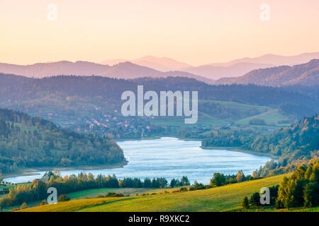 Ilanz, Bieszczady. Pologne : lever de soleil sur les montagnes. Vues de près de Hill. En arrière-plan du lac de Solina. Banque D'Images