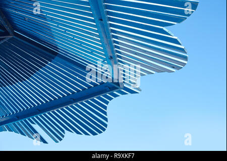 Gazebo en bois blanc toit dans le parc contre fond de ciel bleu avec l'espace pour votre texte Banque D'Images