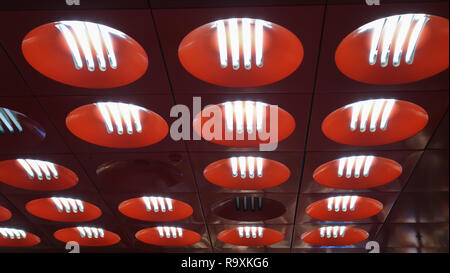 Prague, République tchèque, le plafond dans un métro souterrain de métro, fluorescente péché cercles en plastique rouge Banque D'Images