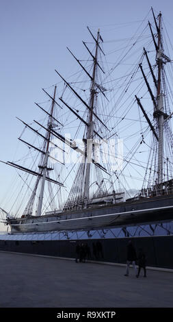 Ciel du soir derrière le Cutty Sark, naval restauré bateau amarré à Greenwich, Londres, Angleterre Banque D'Images