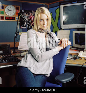 Présentatrice de télévision et DJ Lauren Laverne a photographié à la station de radio XFM à Londres. Banque D'Images