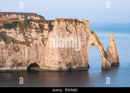 Falaises de craie d'Etretat (Normandie France) avec l'arche naturelle Porte d'aval et l'aiguille de pierre appelé L'aiguille. Banque D'Images