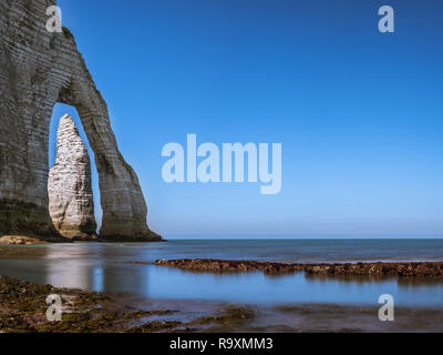 Falaises de craie d'Etretat (Normandie France) avec l'arche naturelle Porte d'aval et l'aiguille de pierre appelé L'aiguille. L'aiguille est visible à travers le Banque D'Images