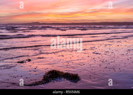 Coucher du soleil sur le Loch Indaal, près de Bridgend, Islay, Hébrides intérieures, ARGYLL & BUTE, Ecosse Banque D'Images