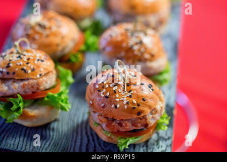 Des petits hamburgers avec des légumes frais et de viande haché Banque D'Images