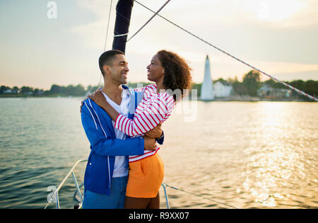 Happy young couple se détendre et s'amuser pendant que la voile. Banque D'Images