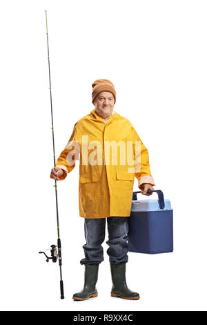 Portrait d'un pêcheur dans un imperméable jaune tenant un congélateur portatif et une canne à pêche isolé sur fond blanc Banque D'Images