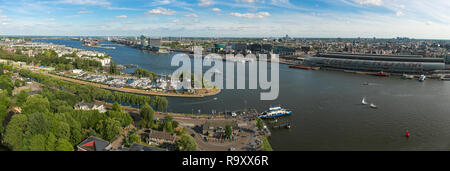 AMSTERDAM, Pays-Bas - 04 juin 2017 : Vue aérienne du centre-ville d'Amsterdam Harbour et rivière IJ avec ferry et la gare centrale en été. Banque D'Images