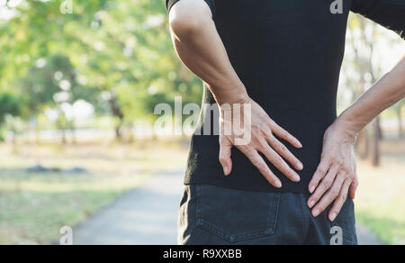 Une femme souffrant de Mal de dos, la moelle épinière et les muscles cause problème à l'extérieur. Banque D'Images