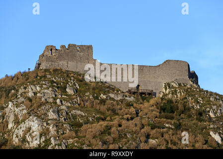 Ruines du château médiéval de Montségur château sur une colline, fief des Cathares dans le département, l'Occitanie, France Banque D'Images