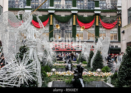 NEW YORK, NY, USA - 27 décembre 2018 : décoration de Noël du Rockefeller Center avec vue sur la 5e Avenue, des voyages touristiques en journée. Banque D'Images