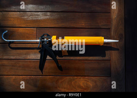 Pistolet à calfeutrer et d'étanchéité en silicone pour l'outil à des fins de construction bricolage Banque D'Images