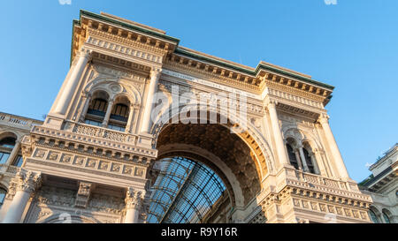 La belle entrée de la Galleria Vittorio Emanuele, juste sur le côté de la Duomo di Milano Banque D'Images