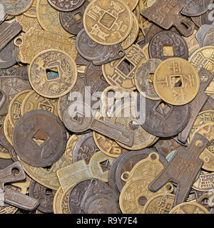 Chinois antique de pièces sur un marché aux puces, Beijing, Chine. Banque D'Images