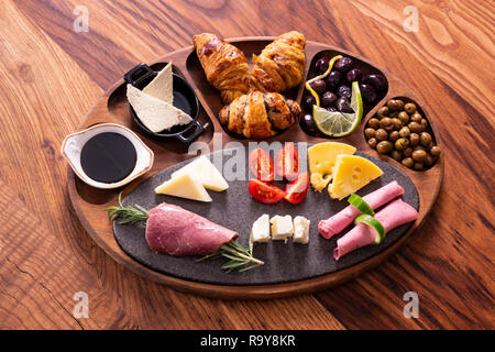 Petit-déjeuner avec de la confiture, du fromage, des croissants, de la salade, de salami et d'olive. Buffet suédois. Vue d'en haut Banque D'Images