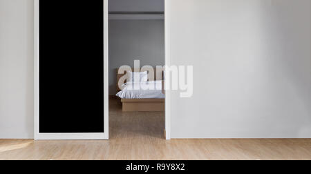 L'espace intérieur, mur blanc avec porte ouverte l'accès aux chambres Banque D'Images