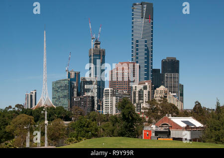 Surplombé par les 297 mètres de la Tour Eureka sur Southbank, le CDB est vu de Birrarung Marr park, Melbourne, Australie. ArtPlay building en premier plan Banque D'Images