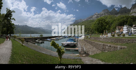 Vue sur lac Walensee et le port de la rive à Walenstadt, Alpes Suisses Banque D'Images