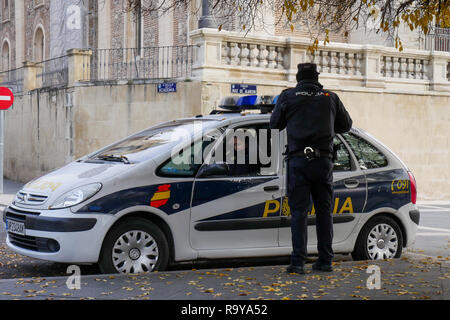 Les agents de police montent la garde près de Musée du Prado, Madrid, Espagne Banque D'Images