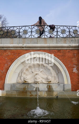 Pose pour la photographie souvenir touristique au Parc El Retiro - Parque del Retiro, Madrid, Espagne. Banque D'Images