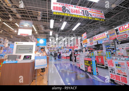 Personnes visitent les magasins d'électronique Yodobashi Camera à Akihabara Tokyo Japon. Banque D'Images