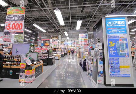 Personnes visitent les magasins d'électronique Yodobashi Camera à Akihabara Tokyo Japon. Banque D'Images