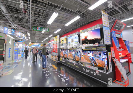 Personnes visitent les magasins d'électronique Yodobashi Camera à Akihabara Tokyo Japon. Banque D'Images