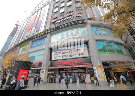 Personnes visitent les magasins d'électronique Yodobashi Camera à Akihabara Tokyo Japon. Banque D'Images