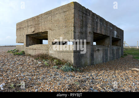 La DEUXIÈME GUERRE MONDIALE, casemate de défensive plage de seigle, East Sussex, UK Banque D'Images
