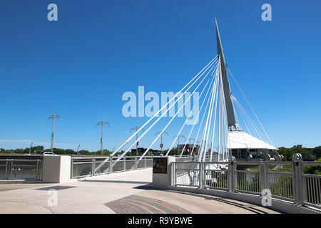 Provencher Pont sur la rivière Rouge - l'architecture moderne à Winnipeg, Manitoba, Canada Banque D'Images