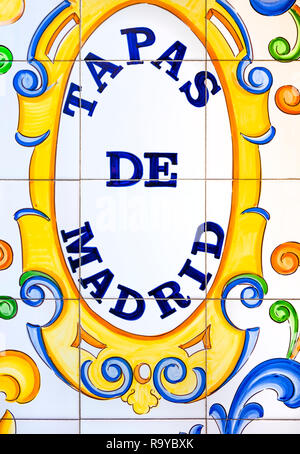 Tapas de Madrid Madrid signe sur les carreaux de céramique émaillée sur bar à tapas traditionnels sur Madrid Gran Via. Banque D'Images