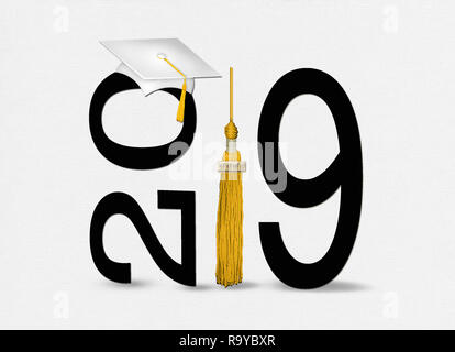 White 2019 graduation cap sur le texte en noir avec de l'or tassel isolé sur fond blanc texturé doux Banque D'Images