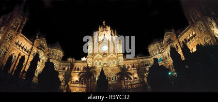 Panoramique EXTÉRIEUR VUE DE LA NUIT DE VICTORIA TERMINUS , CST RAILWAY STATION, MUMBAI, INDE Banque D'Images