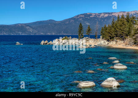 Rochers uniques et colorées à l'eau bleu turquoise et plage de cheminée, Lake Tahoe, Carson City, Nevada Banque D'Images