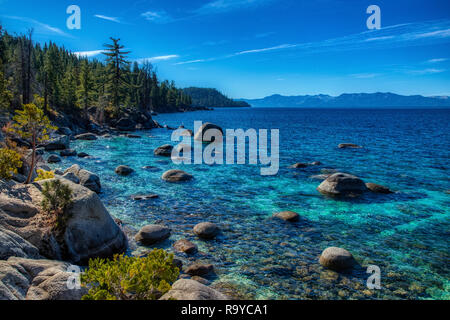 Rochers uniques et colorées bleu turquoise et de l'eau près de la plage de cheminée, Lake Tahoe, Carson City, Nevada Banque D'Images