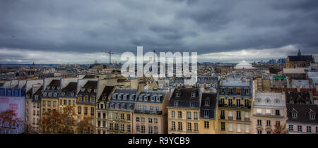 Portrait de la ville de Paris sur une journée nuageuse avec la Tour Eiffel au loin, de Musée Centre Pompidou, Paris, France Banque D'Images