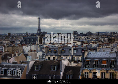 Portrait de la ville de Paris sur une journée nuageuse avec la Tour Eiffel au loin, de Musée Centre Pompidou, Paris, France Banque D'Images