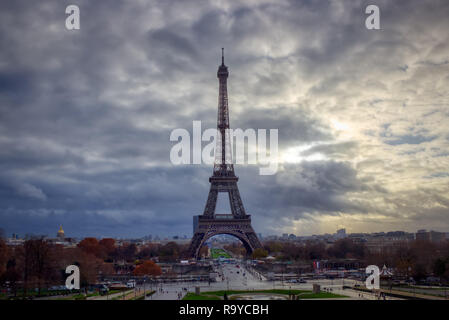 Vue imprenable de la Tour Eiffel Trocadéro Gardens sur une journée d'automne nuageux avec ciel dramatique, Paris, France Banque D'Images