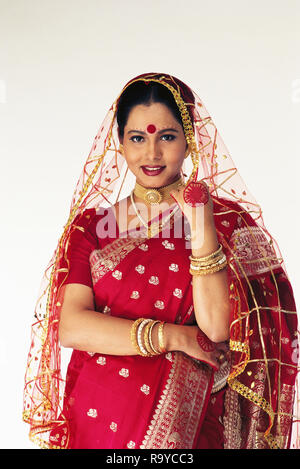Un PORTRAIT D'UN BENGALI Mariée habillé en SAREE traditionnel et des BIJOUX Banque D'Images