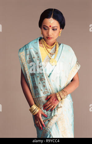 Un portrait de la fiancée de l'Assam habillé en SAREE TRADITIONNEL ET DES BIJOUX Banque D'Images