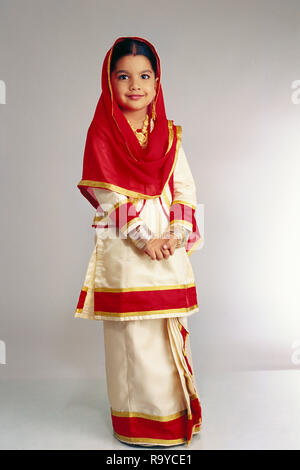 PORTRAIT D'UNE JEUNE FILLE DU PENDJAB DANS UN COSTUME traditionnel. Banque D'Images